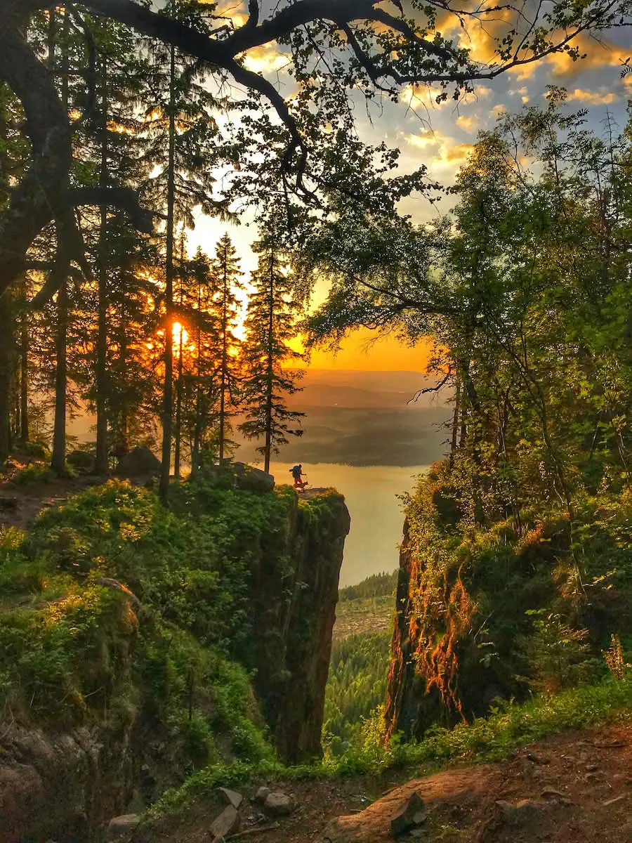 Solnedgang over Mørkgonga, med fjorden langt nedenfor
